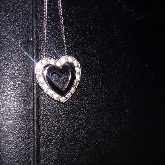  Pure Sterling Silver & Black Heart Pendant - Picture 5 of 7
